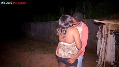 ક્લબની ગોળમટોળ છોકરી સાથે સ્ટ્રીટ રોમાંસ અને હોટ સેક્સ